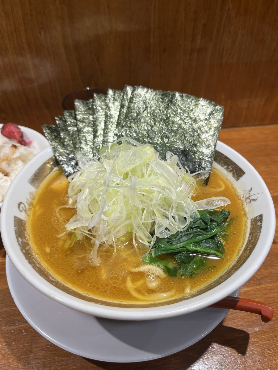 本日の一杯　麺家龍〜ryo〜

味玉ラーメン、のり、白ネギ、ライス

久しぶりに龍さん🐉
バランスの良い一杯に微笑んでしまう🤣
麺の茹で加減も最高👍
大満足❣️ご馳走さまでした🙏