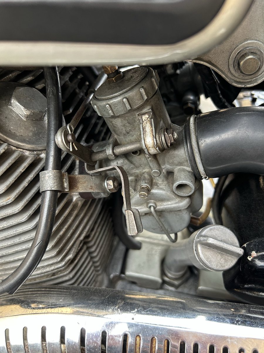 err87925688's tweet photo. 父親のバイク引き継ぎ、増車しました🏍️
色々知りませんがよろしくお願いします🙂
保管時キーの位置は、真ん中でいいの?
チョークは、下?上?
来週の日曜日、晴れたら近所走って問題なさそうなら大歳神社まで行ってみようかな🤔
#CL72 #CL77 https://t.co/gr5rtb7Kze