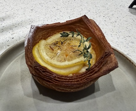 kareikarai's tweet image. 今朝はLITにてパンとコーヒー。 
お店が混んできそうだったので 一人の私はカウンターへ  椅子に座って、ん？と思う。 
腰と背中にフィット。 椅子こだわってんなぁと思いながらコーヒー。

こうして休日の朝が始まったのでありました。 
#LIT. #コーヒー #パン #飯田市 #散歩とコーヒー