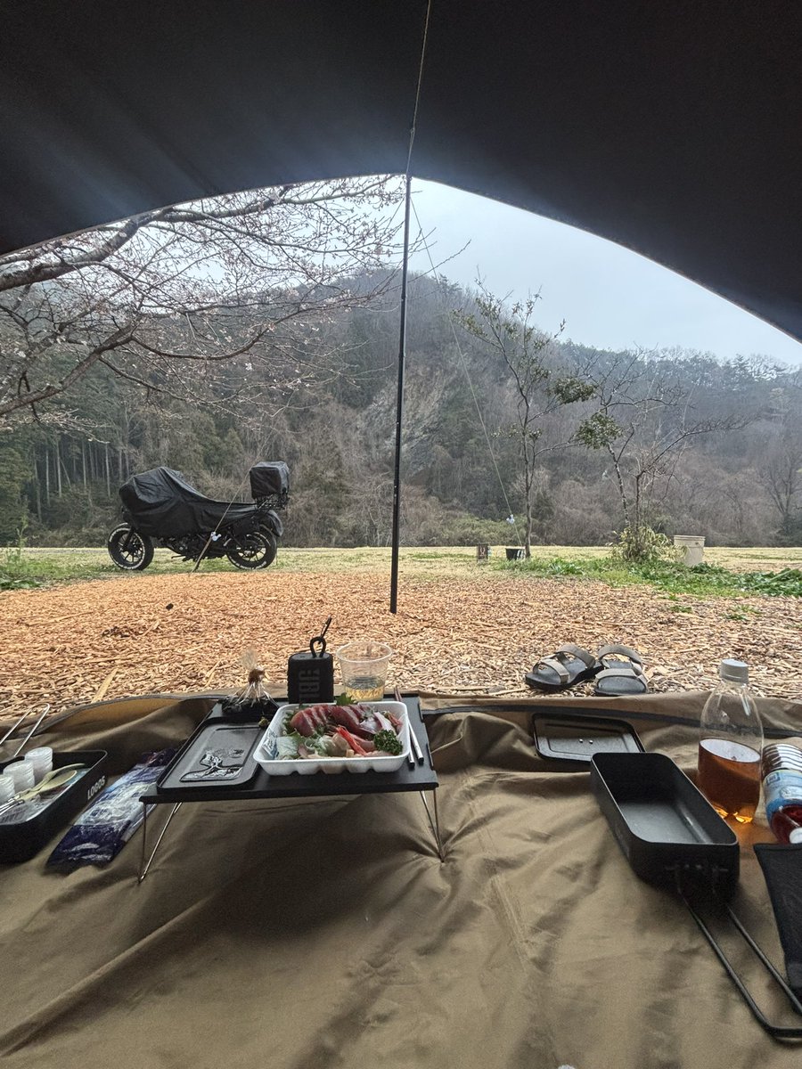 急な土砂降りでもタープあると安心