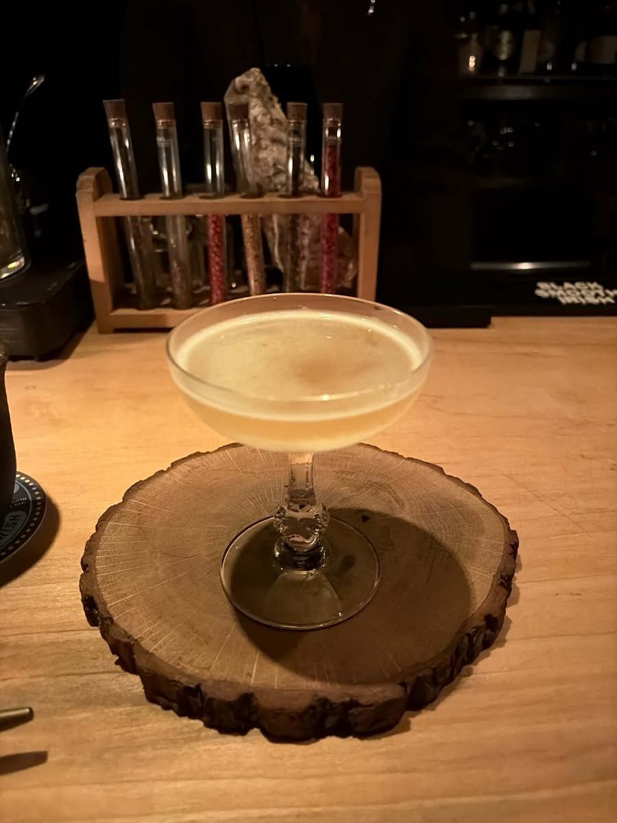 whiteyatto's tweet photo. 小岩　Cockrail Bar Raven
ヘイスミのライブ終わりだったのでテキーラが飲みたい気分だったので、櫻井さんの新天地での御活躍を願いながら、思い出のあるカクテルを飲んだ。 https://t.co/yN9sfO48G1