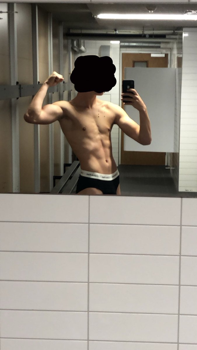 JacksonVerdom's tweet photo. #lockerroom #gym #gymlockerroom #briefs #public #bulge https://t.co/picEmT3r7Y