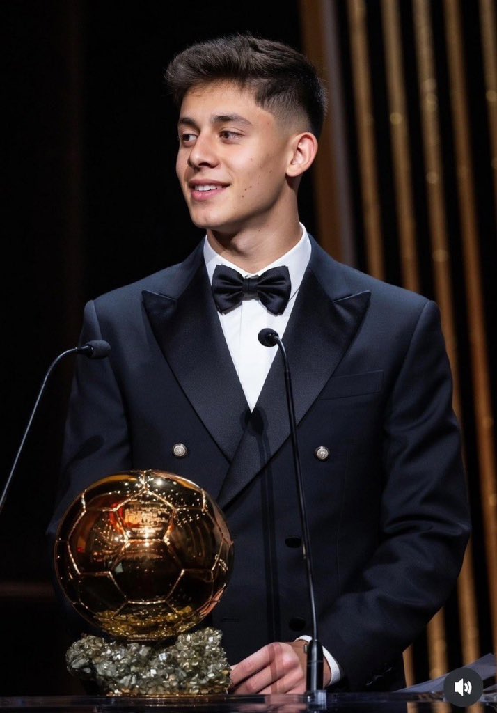 UnscriptedFooty's tweet image. 🚨 Ballon D’Or Power Ranking (Top 10)

10. Federico Valverde 🇺🇾
9. Lamine Yamal 🇪🇸
8. Michael Olise 🇫🇷
7. Enzo Fernandez 🇦🇷 
6. Ousmane Dembélé 🇫🇷
5. Vitinha 🇵🇹
4. Cole Palmer 🏴󠁧󠁢󠁥󠁮󠁧󠁿 
3. Kylian Mbappe.....𝙨𝙝𝙤𝙬 𝙢𝙤𝙧𝙚