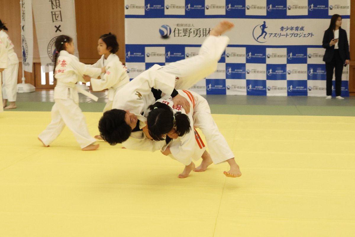 toyonaka_kouhou's tweet photo. ＼オリンピック金メダリストに学ぶ柔道教室／
武道館ひびきで、オリンピック2大会連続金メダリストの大野将平さんによる柔道教室を開催しました！
参加した子どもたちはトップアスリートからの直接指導で、一流の技術や、柔道の楽しさを学びました📷
#豊中市 #柔道 #大野将平 https://t.co/9gJfpysvpz