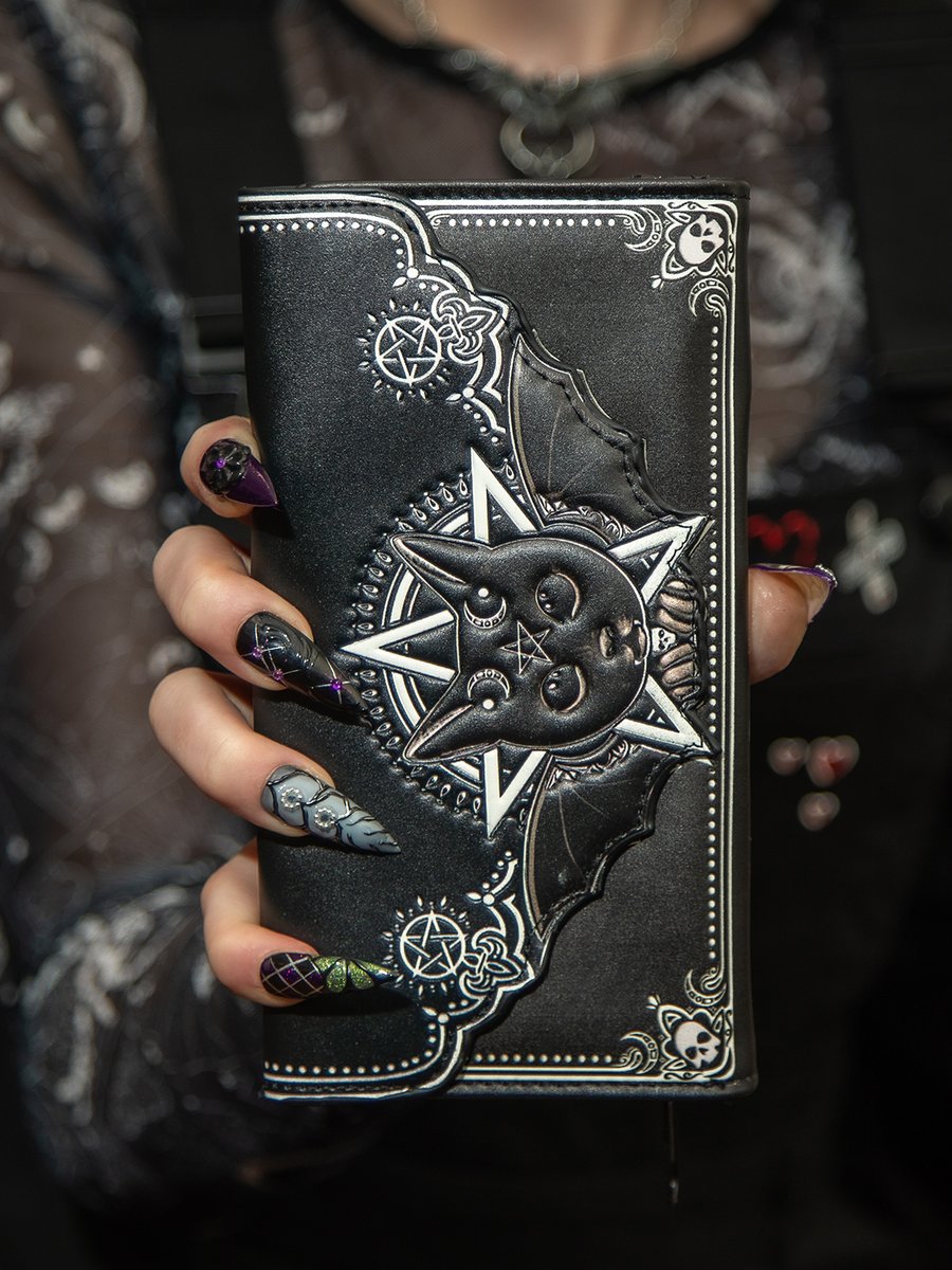 BlueBananaUK's tweet image. This is basically a personality test, which purse is more you?  pentagram, moth, skull or cat…

#gothic #personalitytest  #gothicaccessories #purse