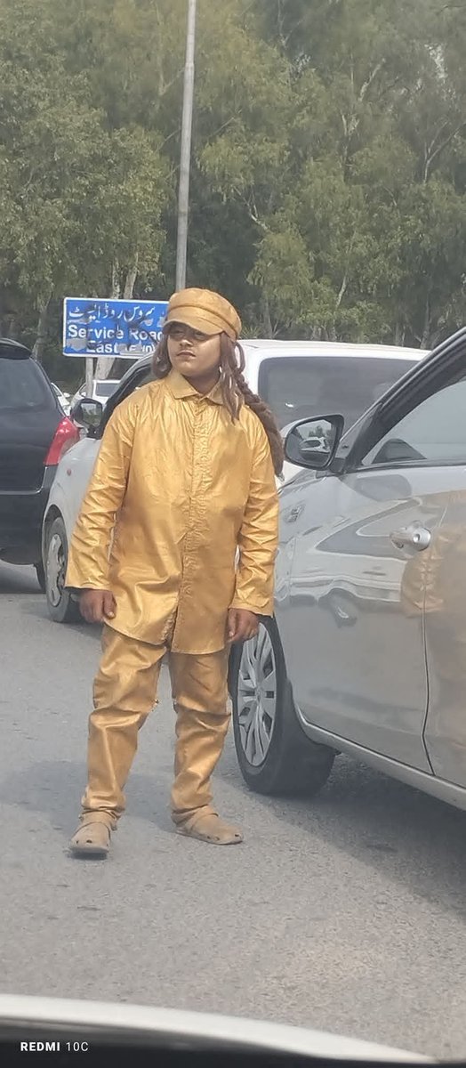 sundas_646's tweet image. آج Islamabad میں ایک ننھی سی بچی دیکھی…
سنہری کپڑوں میں ملبوس، جیسے گڑیا… مگر آنکھوں میں گہری اداسی 💔
کہتی ہے: “پولیس انکل مجھے یہاں چھوڑ گئے… میک اپ بھی انہوں نے کیا…”
کیا ہم اتنے بے حس ہو گئے ہیں؟
اس بچی کے لیے آواز اٹھائیں 🙏
#SaveOurChildren #Islamabad #HumanityFirst