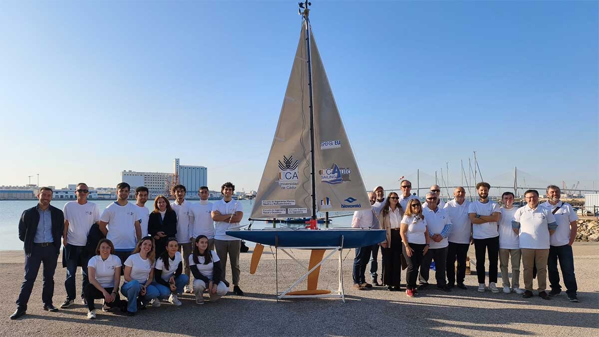 EstrechoDigital's tweet image. 🟦 La Universidad de Cádiz presenta SalUCA, su primer velero autónomo para navegación sin tripulación 
·
#ingenieríanaval #innovaciónnaval #Navantia #navegaciónsintripulación #robóticamarítima #SalUCA #SEAEU #UniversidaddeCádiz #USV #veleroautónomo 

elestrechodigital.com/2026/03/29/la-…