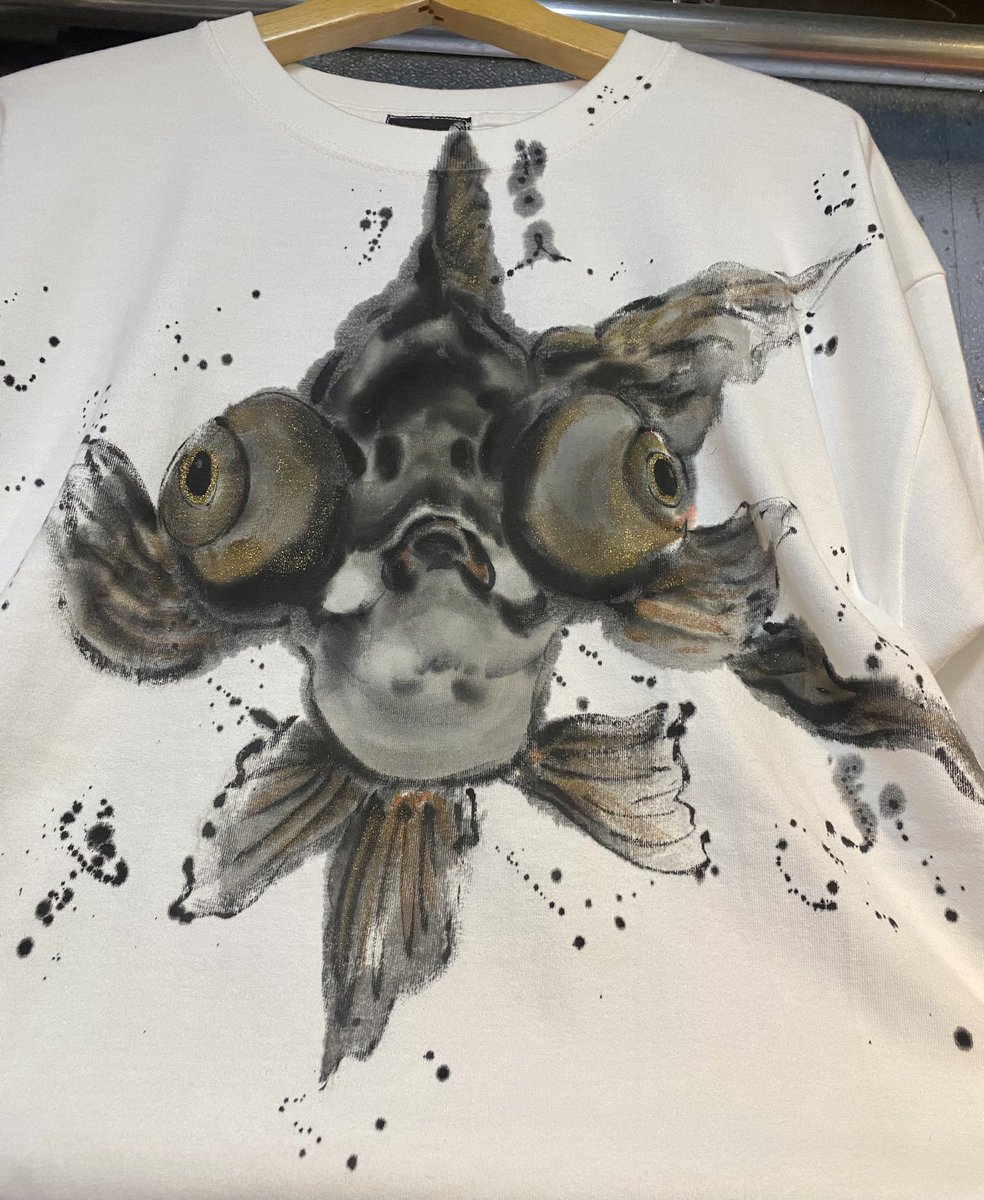 kyoto_ao's tweet image. 今年はたくさん描きたいなぁ〜
【正面出目金手描きTシャツ】

3月14日〜3月31日
コレクションショップYAMAMOTO京極店

（詳しくは）
ao-kyoto.jp/saiji.php

#Goldfish
#BulldogGoldfish
#Handpainted
#Demonstration
#CustomOrders
#HandpaintedYuzen