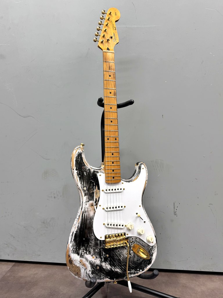 2ndgkkkn's tweet photo. 【御茶ノ水店】

ー入荷情報ー
Squier / SST-33 Modified

フジゲン製の個体をラッカー塗装、レリックだけでなく各種パーツもアップグレード！

PUはFender CS テキサスSP、ポットはCTS、コンデンサはビタミンQ、ジョイントプレートはF.C.G.Rを搭載！ https://t.co/kpnA7WOejZ