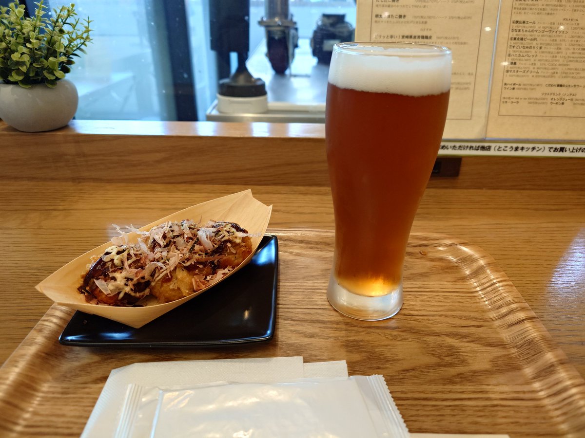 teco5m's tweet photo. 今日は、桜が満開。晴天で汗ばむくらい。サクラタウンまで歩いて川沿いの桜が見事でした。久しぶりにスーパー銭湯にいって、温泉入って所沢で地ビール飲みました。二万五千歩。 https://t.co/Gz8BsoBZst