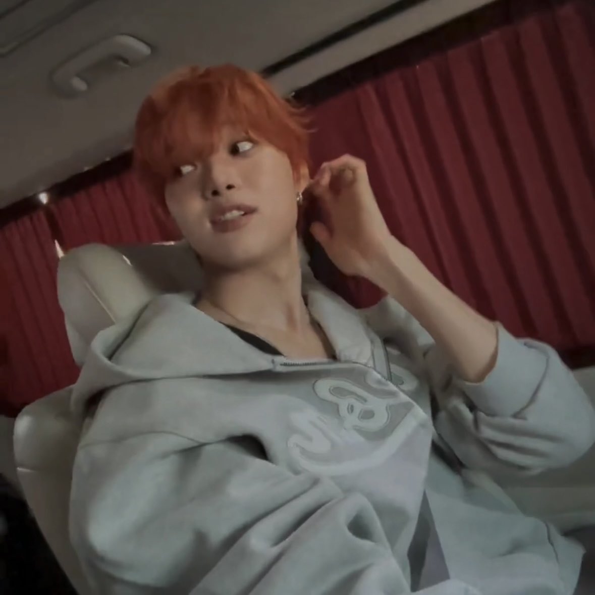 𝖆𝖓𝖌𝖊𝖑 𝖔𝖓 𝖋𝖎𝖗𝖊 tweet media