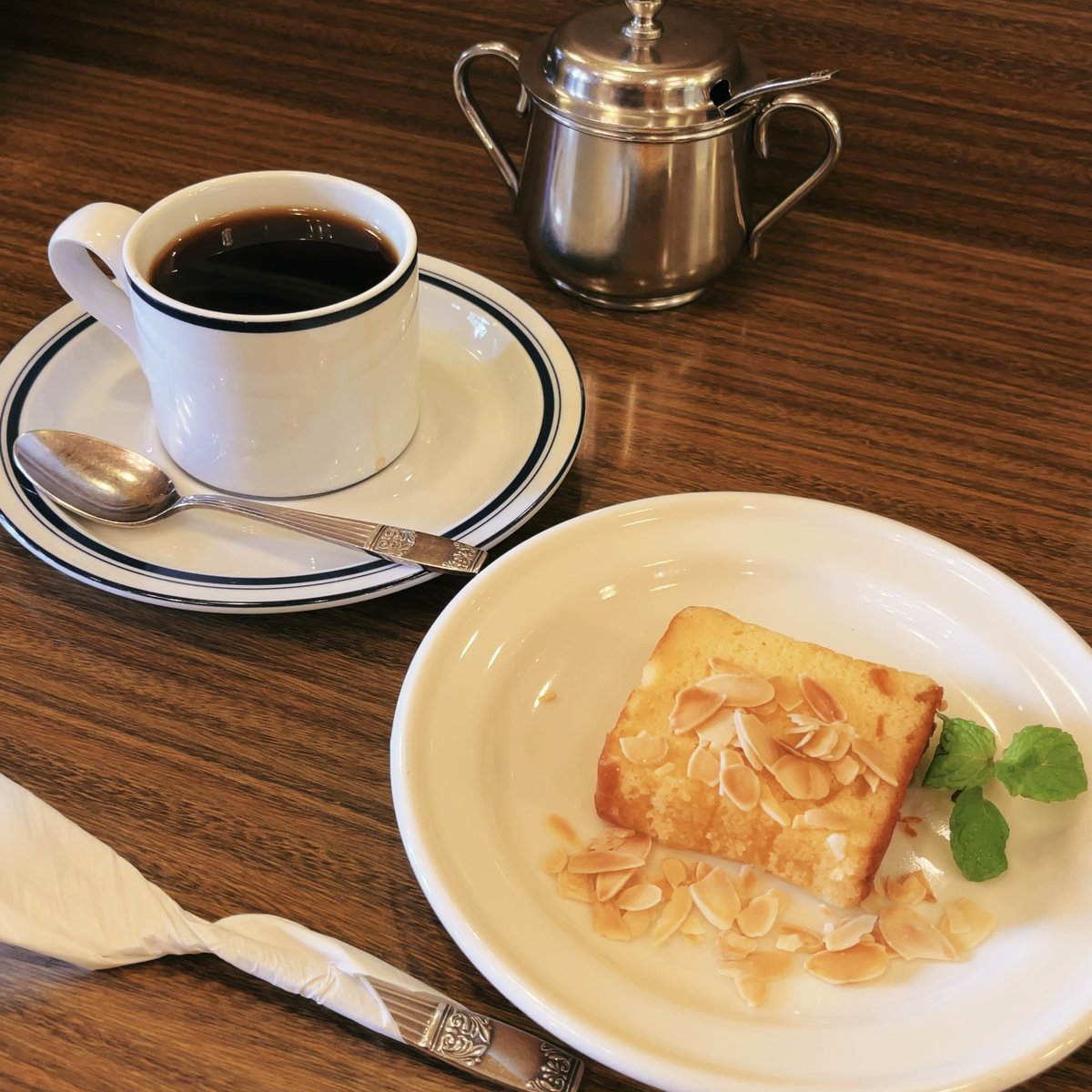 今日は普段あまり来ない町田に来たので気になるカフェへ☕️

2枚目はTheCAFEさん
3枚目は珈琲舎ロッセさん
コーヒーもスイーツも美味しくて居心地の良い喫茶店でした^ ^*