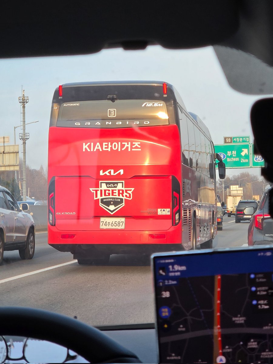 필객 .。o○ tweet media