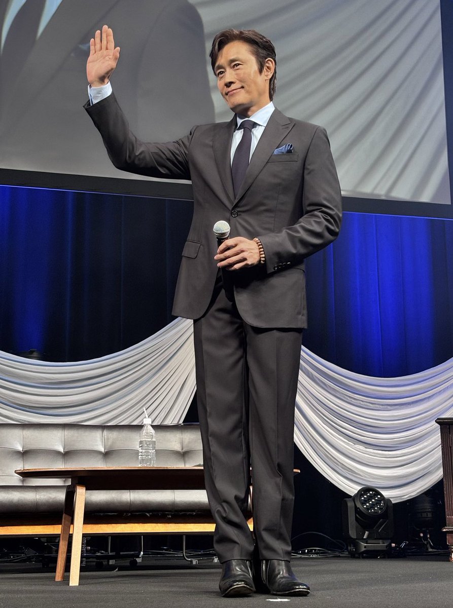 lee byung-hun wears 🤎 tweet media