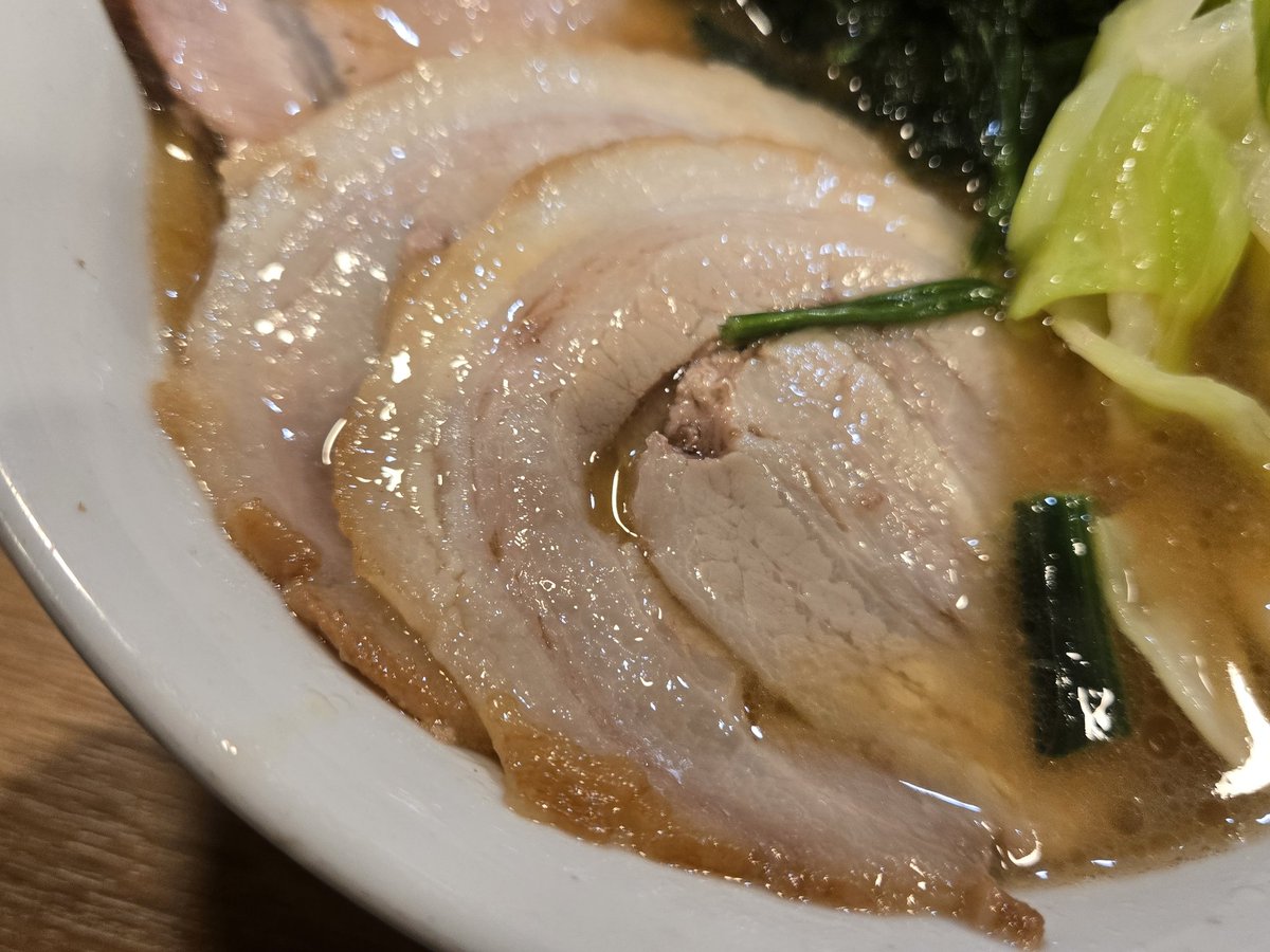 らーめん ぱったぱた
ラーメン TPキャベツ 限定TP煮豚バラ2枚
煮豚きた～🚀
やっぱ煮豚が最高だ～😆
今日のスープは自分的に好み😁
キャベツのヘルシーさでプラマイゼロ😎
もっと煮豚厚みプリーズ🤣
やっと最後のスープにお酢の配合
わかりました😅
今日も旨い1杯ありがとうございます🙏
<a href="/mskzhys04/">ぱったぱた店長のまさかず</a>