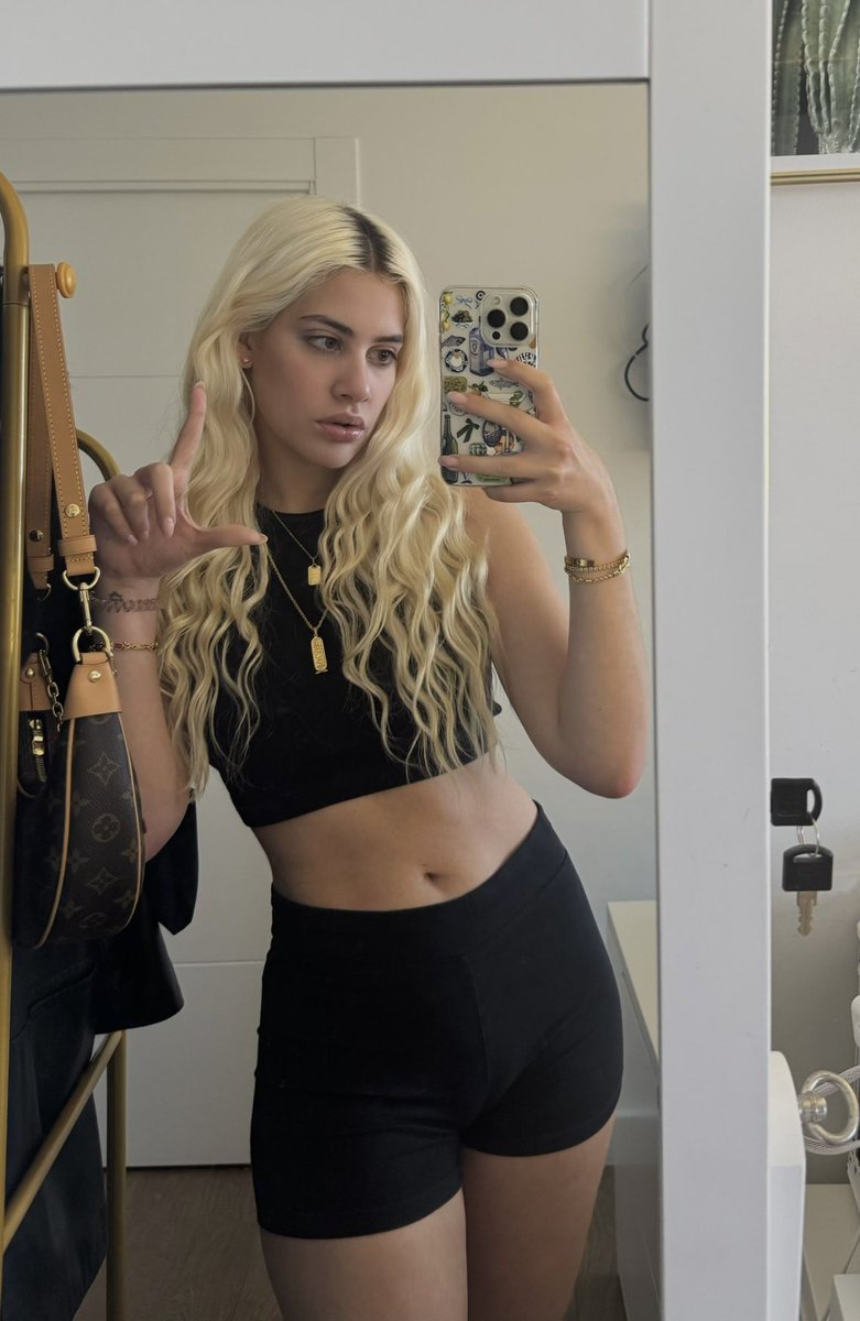 𝐂𝐚𝐫𝐥𝐨𝐭𝐚’𝐬 𝐛𝐚𝐜𝐤𝐮𝐩 👸🏼 tweet media