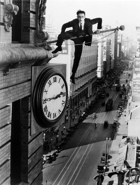 fferaerts's tweet photo. @RuizVelvet92 @Catheri76947001 @mariclairbol @DeriveryLiliane @SetbouneD Pendule à l’heure d’été 🕰️
Changement réussi 😉
Beau dimanche Virginia,Catherine,
Liliane,Claire,Denis 💁🏻♀️😘
#HaroldLloyd
#Horloge
#Heuredété https://t.co/yKH2jZsrdQ