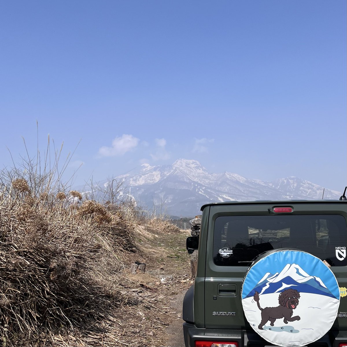 Taroukaja8848's tweet photo. 春霞
タイヤカバーの背景の山は妙高山
霞んでるけど
#妙高山
#jmgsoriginal
#noske
#ジムニーシエラ
#ジムニー
#JB74 https://t.co/WZHyoR3ud8