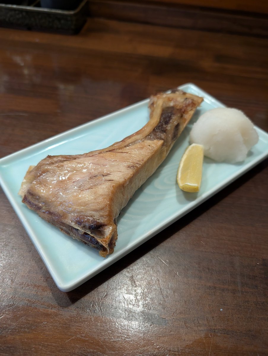 shimitac's tweet photo. 今宵の夕ごはんは魚清さんです。
お刺身美味し〜
マグロのカマの塩焼きも旨し。
いつもと違う臥龍梅もすっきりとした味わい！
#お魚工房 #魚清 #お魚工房魚清 #刺盛り #マグロのカマの塩焼き https://t.co/6ZhHaMmFeG