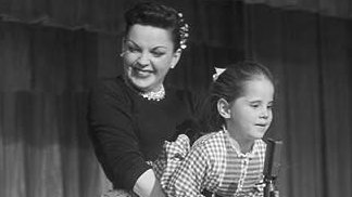 iShowTunes's tweet photo. #JudyGarland, performing with her 3 children . . .
#LizaMinnelli, #LornaLuft &amp; #JoeLuft. https://t.co/41Tr4bGfIh