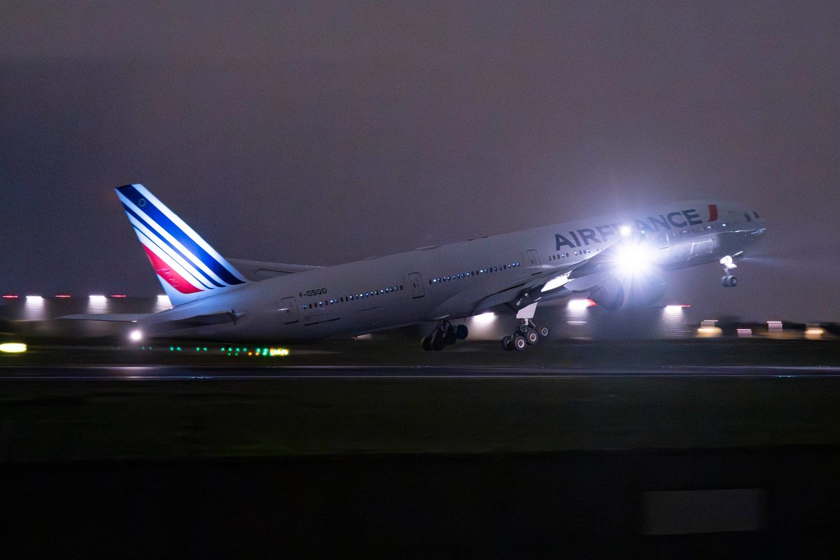 airwaysmagazine's tweet image. 🔴 Final rotation of an Air France flight at Paris Orly yesterday. flight AF642 bound for Réunion Island, operated by F-GSQO, a Boeing 777-300ER.

📸: Benjamin Barbe/ Airways

#airfrance #boeing #avgeek
