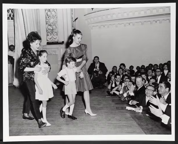 iShowTunes's tweet photo. #Rare photo of #JudyGarland welcoming her 3 children, #LornaLuft, #JoeLuft &amp; #LizaMinnelli, on-stage at her critically acclaimed @CarnegieHall Concert on April 23, 1961.
The evening was subsequently called “The Greatest Night in ShowBiz History.” https://t.co/U9YhMLG9Py