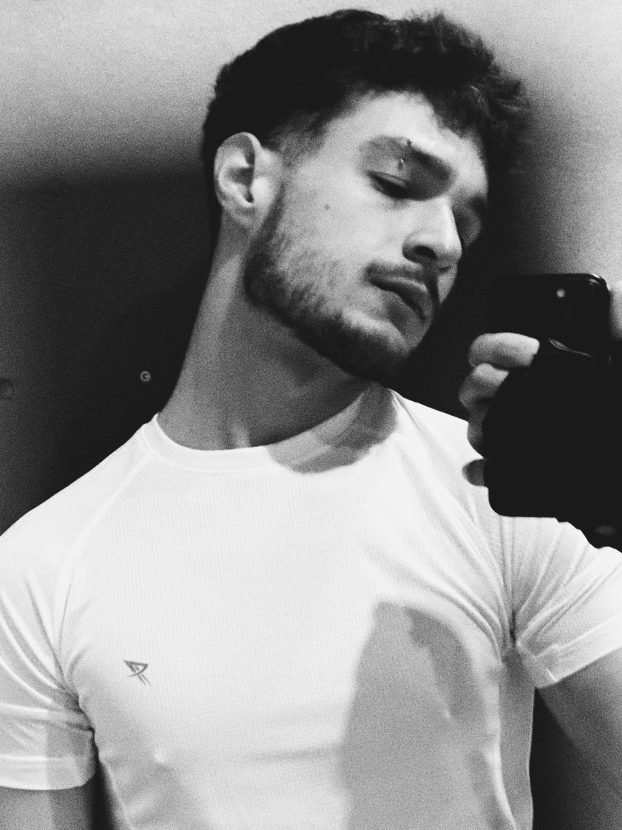 notnowalec's tweet photo. hush hush https://t.co/QjYNgwp02x