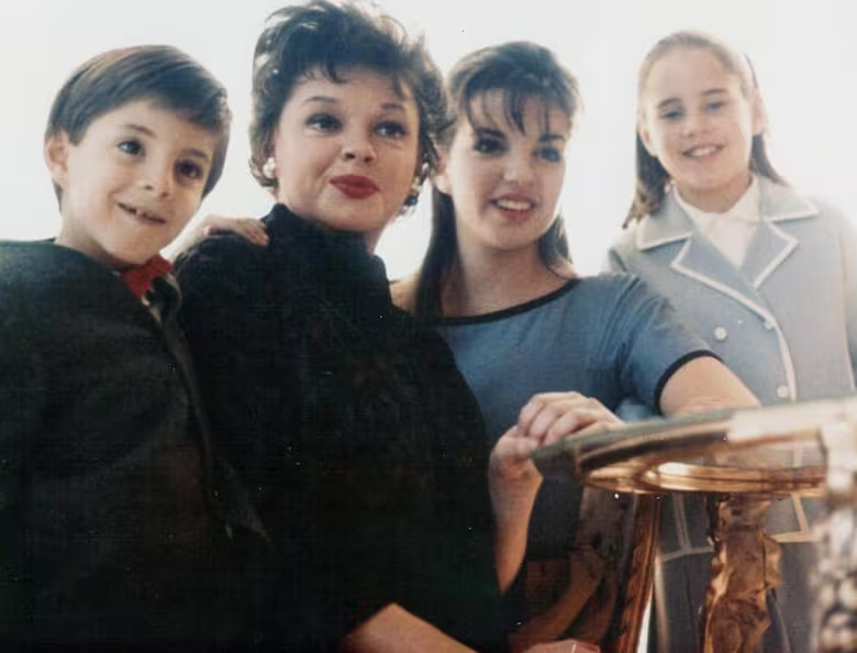iShowTunes's tweet photo. #JoeLuft, #JudyGarland, #LizaMinnelli &amp; #LornaLuft (1962) https://t.co/bW4rbCTDQr
