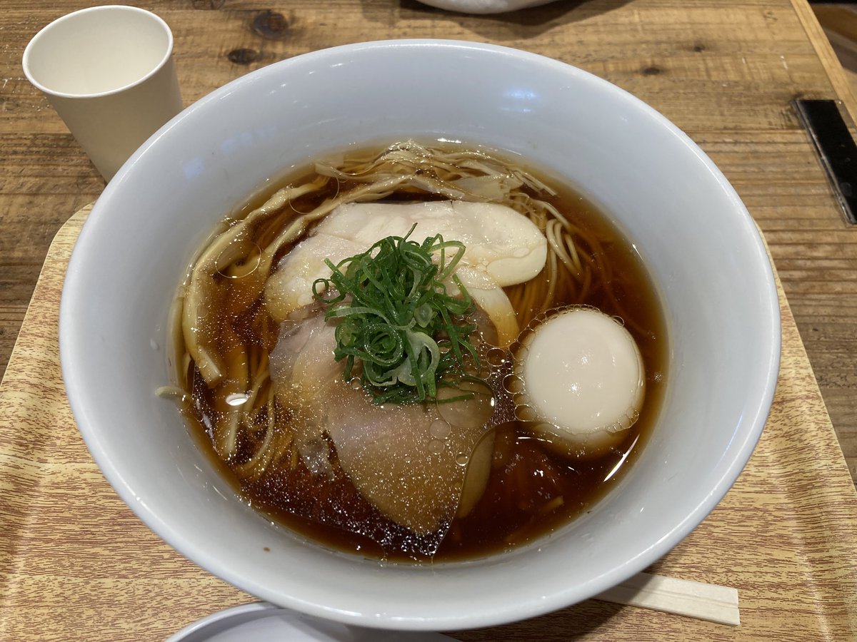 Xramensns's tweet photo. ということで久しぶりの投稿

「らぁ麺 はやし田 TXGAおおたかの森店」の「特製醤油ラーメン 麺大盛り」

チェーンのラーメンでありながら完成度高くて美味しい！

表面から伝わる鶏のエキスが素晴らしかった

ただ奥から化調っぽさを感じたのでそこは個人店との差と言えてしまうかも

ご馳走様です😋 https://t.co/CJSn3q0IWG