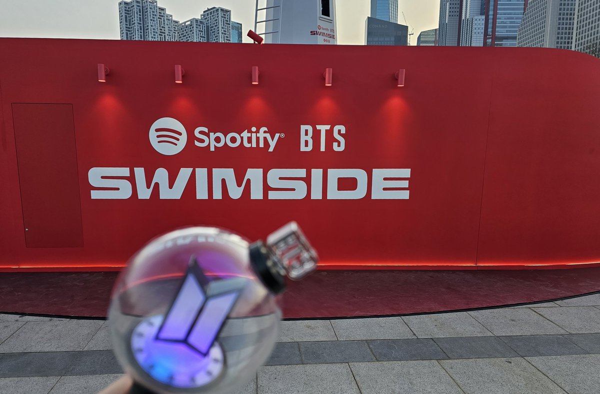 WithBTS25318122's tweet photo. 여의나루는 입구부터 
<아리랑> 앨범 음악들 
스피커 빵빵하게 흘러나오고 있어
벌써 행복하네 😍

스윔사이드 크루즈
2회차 승선 대기중 💜

@SpotifyKR @bts_bighit 
#SpotifyxBTS #SWIMSIDE https://t.co/OcvJOCUNSb