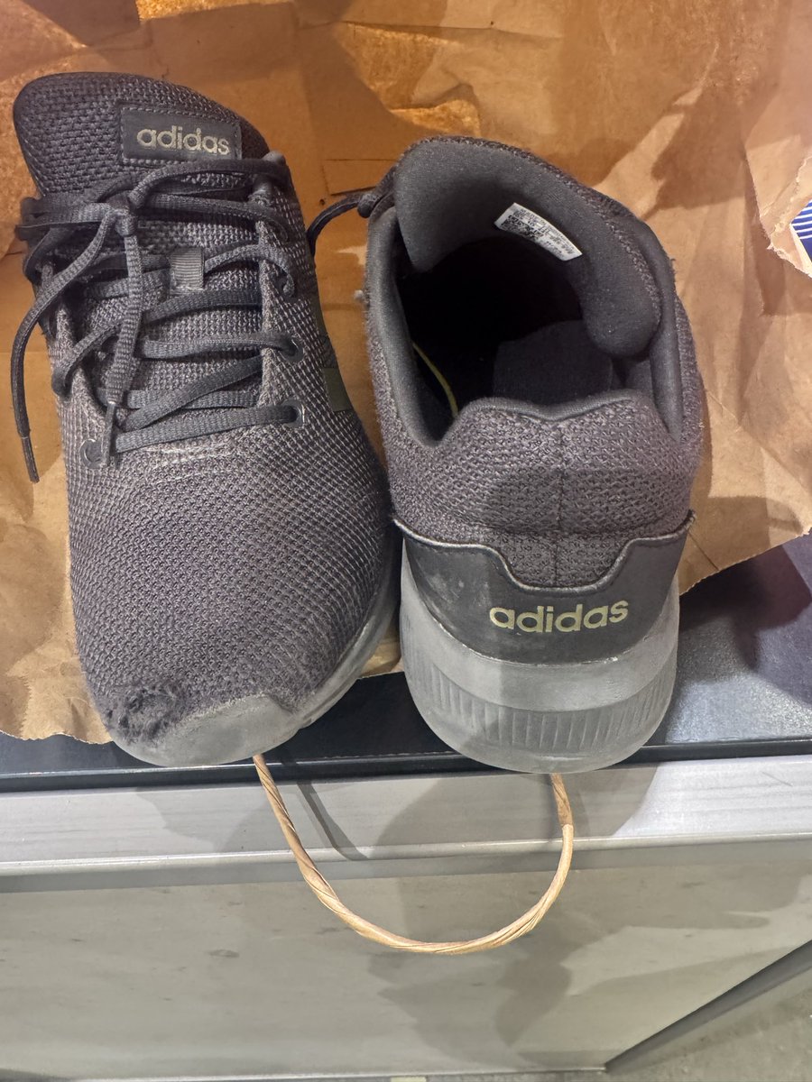 goibrahim_'s tweet photo. parasını verip orjinal mağazadan aldığımız ayakkabı 15  günde bu hale geldi faturası da mevcut.ayıp değil mi?  hani kalite @adidas @ticaret @bekir_kaplan https://t.co/AOSiwcaSoO