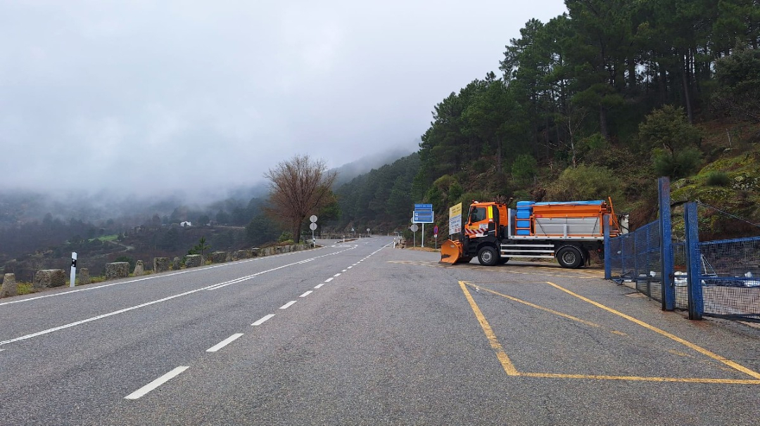 Avilared's tweet photo. Firmas para un homenaje a operarios de quitanieves en el puerto de El Pico

https://t.co/Plg6IsaJu4 https://t.co/cvd0frNi5E