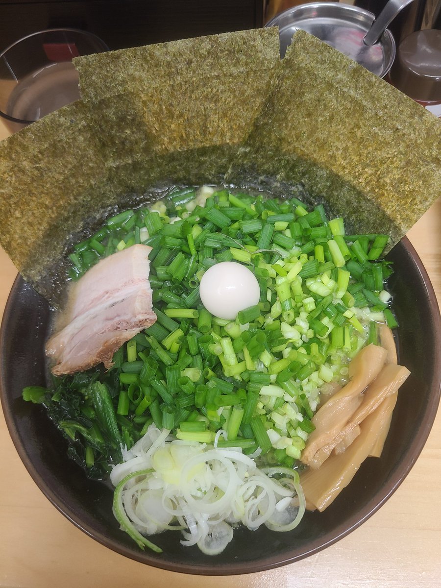 banmasu248's tweet image. 常陸太田市の横浜家系ラーメンのあみ家さんへ。「ねぎでええやん家系ラーメン」を頂く。家系にしては割とあっさり系。ネギだくの一杯を完食！
#障碍者グループホーム #リーブルふらわあ #boss #あみ家 #ラーメン