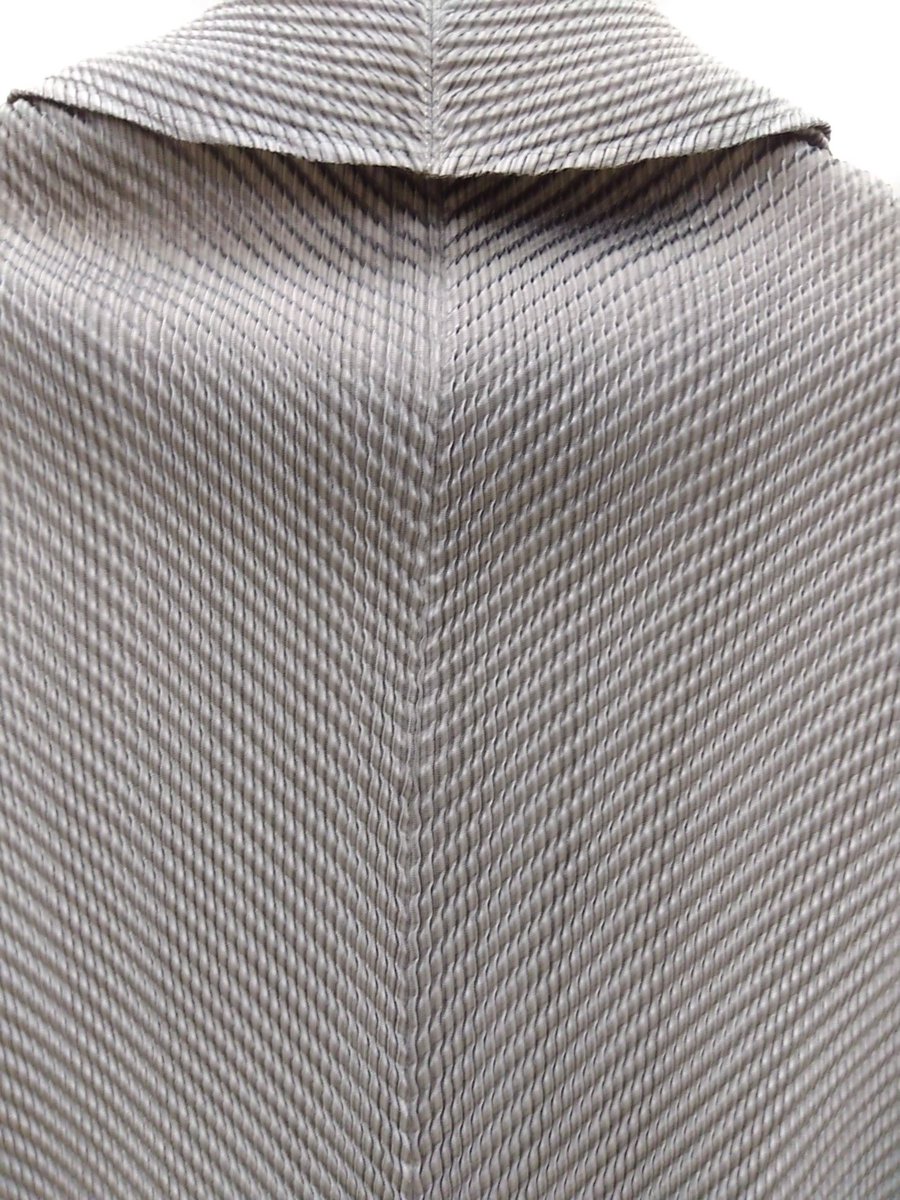 outletshop21's tweet photo. プリーツバイモニカの
ジャケット入荷しました。プリーツのジャケットは
布帛と違って着やすさ最高です。
暑くなればバッグ入れてもシワになりません。
24200円の品70％OFF
7260円 https://t.co/lA9rGHCHyv