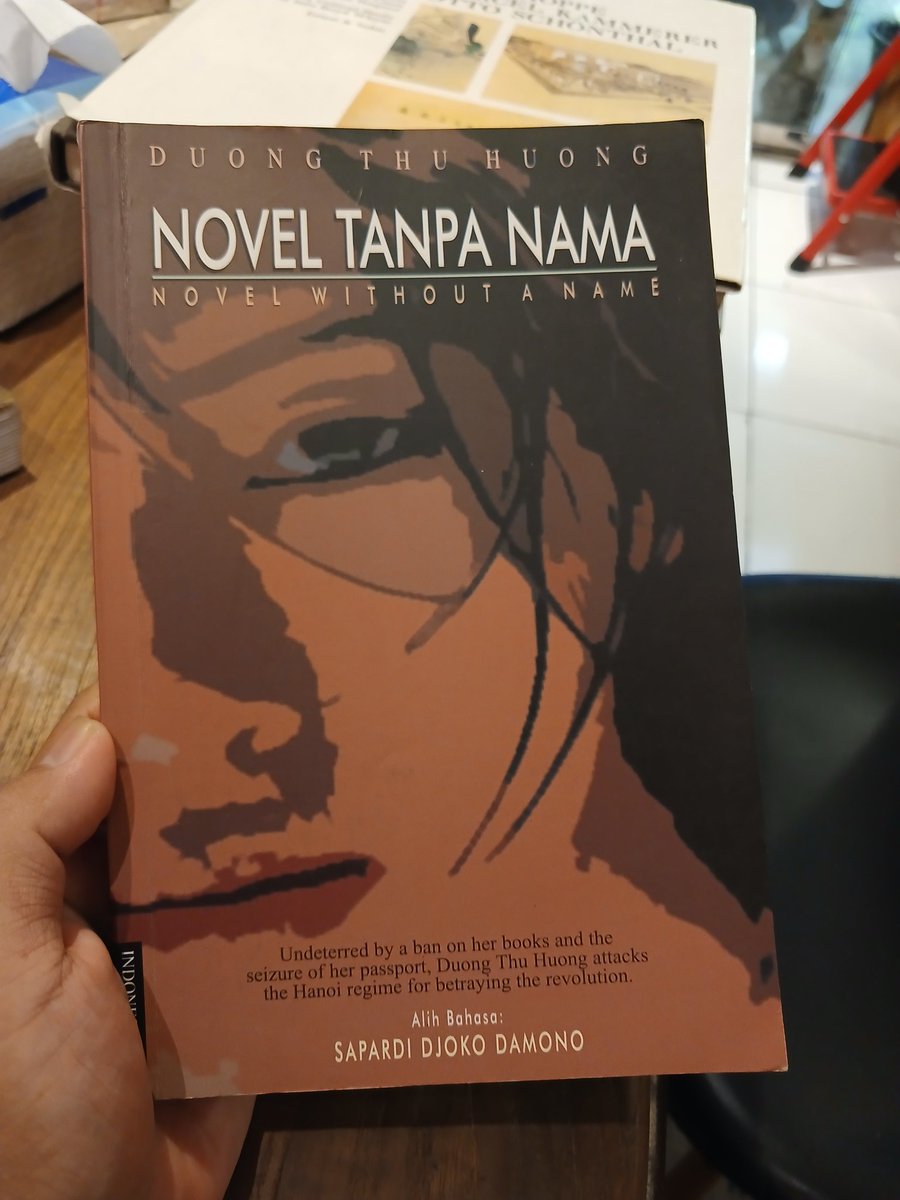 harrigieb's tweet photo. Cetakan 1 dan 2 Novel Tanpa Nama karya Duong Thu Huong, diterjemahkan oleh Sapardi Djoko Damono. 

Harga 75.000 per buku 

Minat bisa https://t.co/buXlM2qXrY https://t.co/v2BEl3Epyv