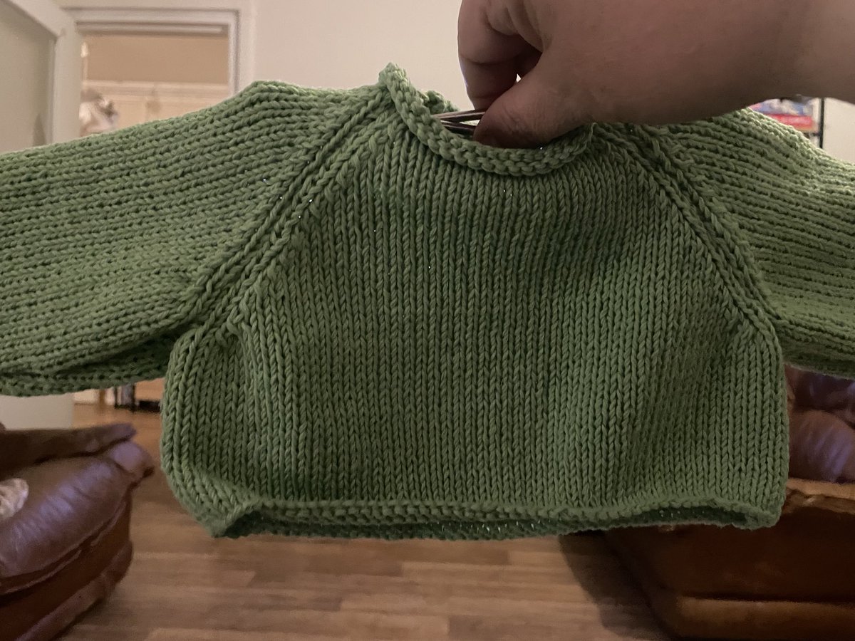 Petit pull court en coton terminé hier soir et qui ira rejoindre la garde-robe de ma petite-fille ! Ça ira avec la robe que j’ai tricotée il y a 10 jours.