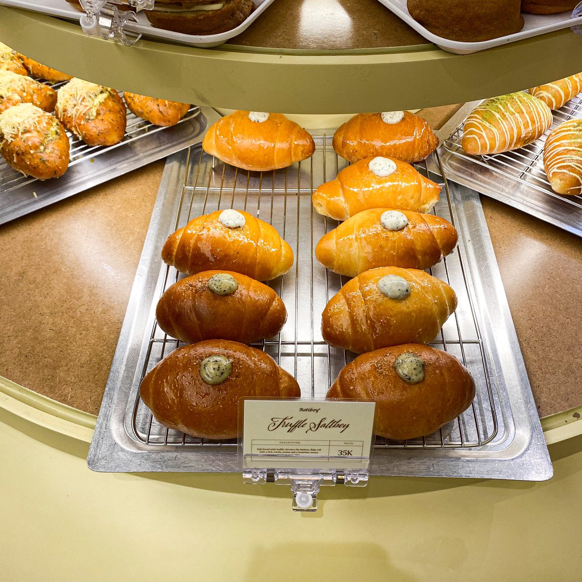 april ☁️ tweet media