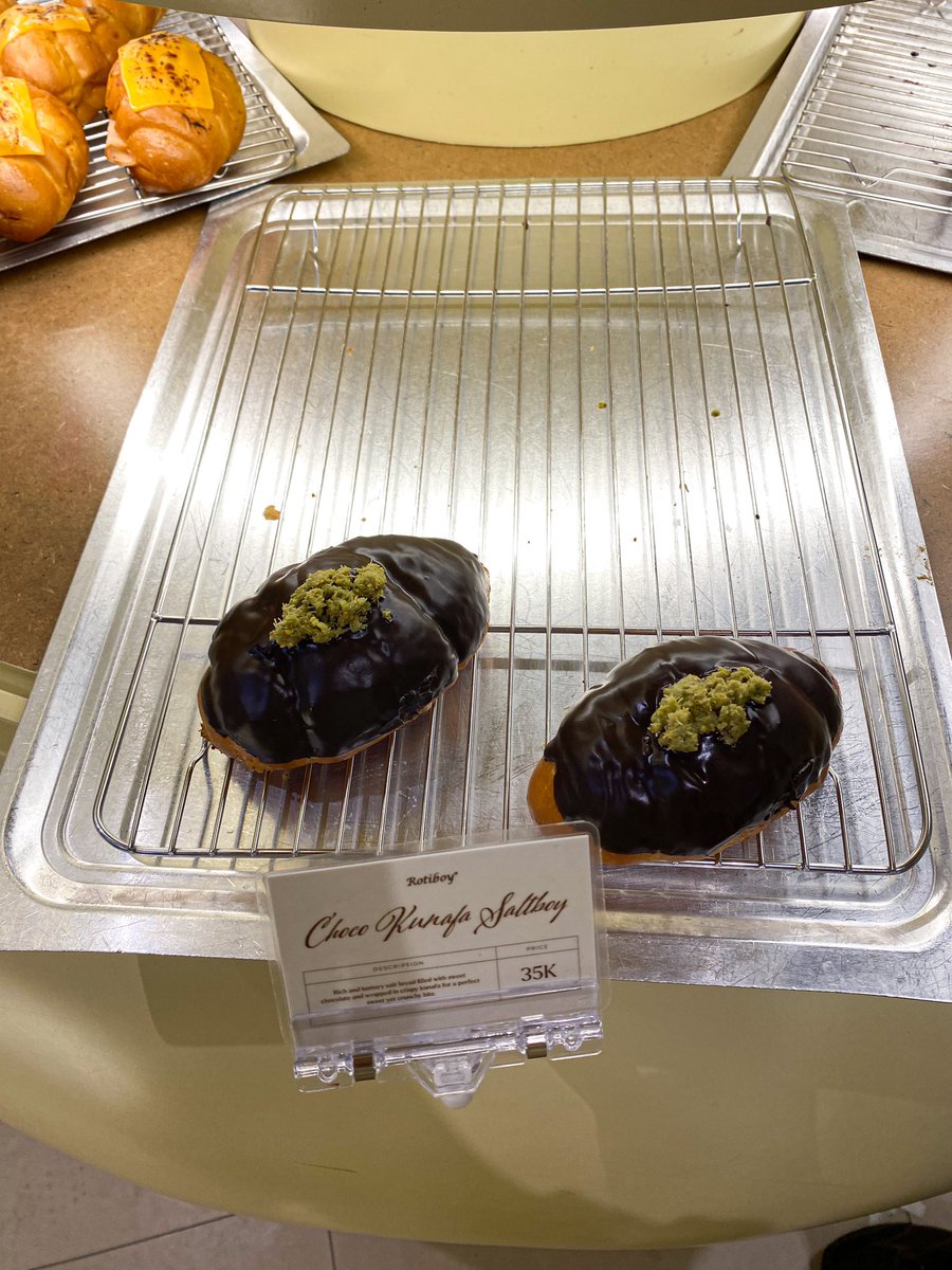 april ☁️ tweet media