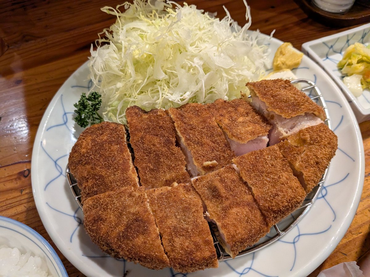ロースカツでっ!!見て下さいよこの断面。お口に入れる前から絶対美味いって分かるでしょこれ。脂身の旨みパない。千切りの春キャベツも瑞々しくて甘いし豚汁も絶品。お通しもだけどどれを取ってもメインを張れるクオリティ。いやぁ美味しかった!!角煮も絶対美味いヤツだな。また来よう🤤
#草津温泉