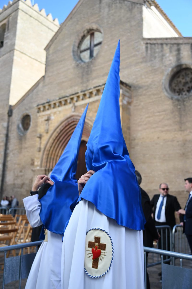 Comienzan a llegar los primeros nazarenos a la Iglesia de Santa Marina.

#SoydelaHiniesta
#50AñosdeArahal