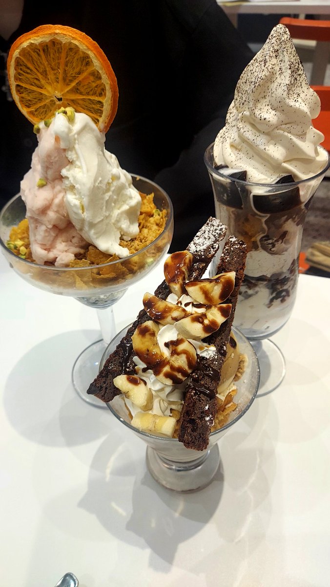 lr7_ar's tweet photo. 今日は相方たちと長時間並んで
本日限定のパフェ食べ放題に行って来ました🤗🤗４種類くらい食べた🍨🧁🍹どれも美味しかったです⤴️⤴️
一番美味しかったのは「苺チョコミントブラウニー✨️」待った甲斐がある１日でした🤣
#からふね
#大阪 https://t.co/zEXxq836RZ