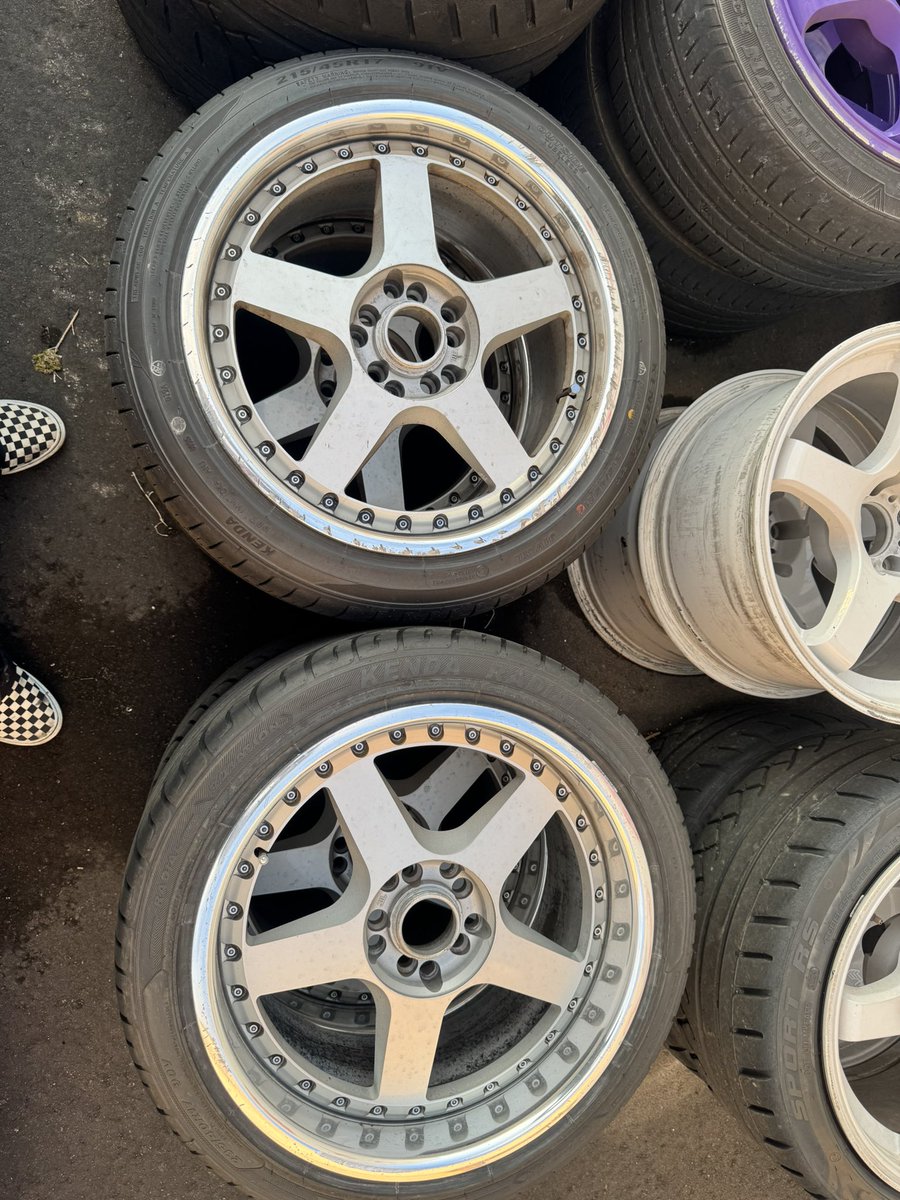 Souta93's tweet photo. 誰か4本10万くらいで持って行ってくれる人いませんか
ほぼ新品��イヤ4本付き
#ホイール売ります https://t.co/AT42kJvhv4