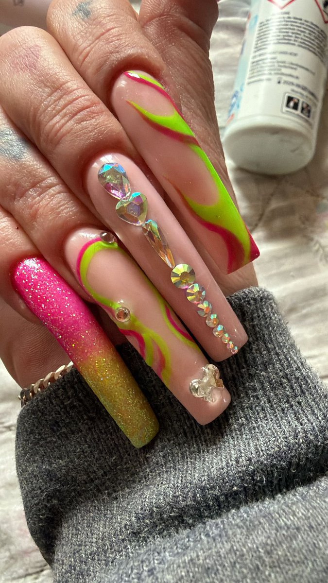 Da ja einige gefragt haben, nein, die Nägeln waren gestern noch nicht fertig. Aber hier mal das Ergebnis. 

Kussi <a href="/BonnyExklusiv/">Bonny Exklusiv</a> 

#fingernaegel #newnails #manicure #wochendvorbereitung #acrylnaegel