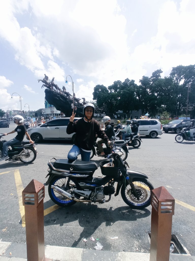 :.:..:::...:.: tweet media