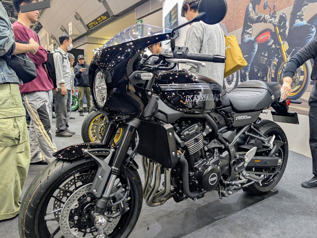 YlangYlangEx's tweet photo. 東京モーターサイクルショー
またがってみると意外と前傾姿勢がきつくて、股関節と腰がポンコツおじさんには無理なバイクが結構あったな…… https://t.co/ZNG0izR7wc