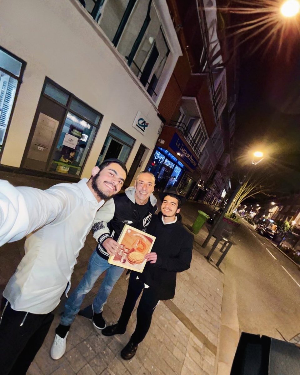 partagerLumiere's tweet photo. Hauts-de-France
Lens et sa région (62)

Pessa’h approche, et certains s’apprêtaient à le vivre seuls.

Alors nous nous sommes organisés : des bénévoles mobilisés, des portes frappées, des colis distribués, des séder partagés.
Des matsot, des mezouzot, et surtout, de la présence. https://t.co/aCUfVBkF6t