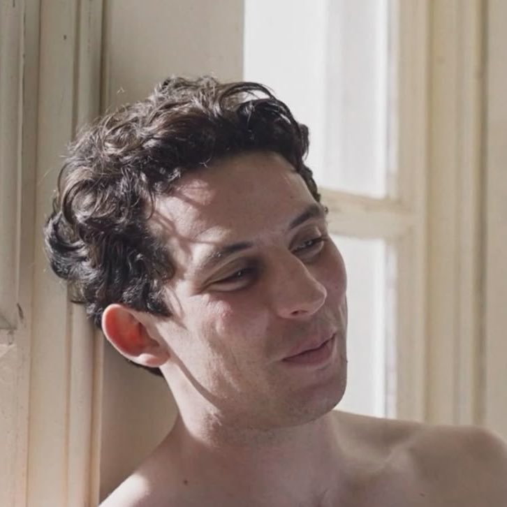 B. ☾⭒.˚ tweet media