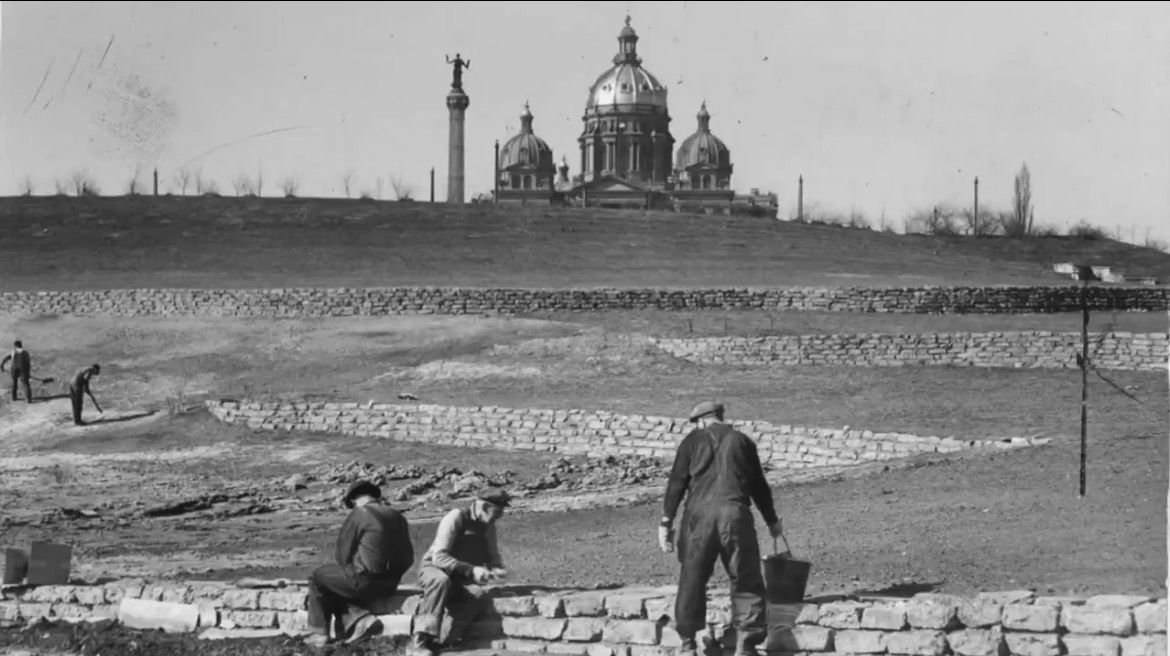 SpireDomePillar's tweet image. An eerie photo of Iowa's state capitol after the reset. Nothing about this photo makes sense. Zero infrastructure against a monumental masterpiece of a structure. #Tartaria #GreatReset #Mudflood