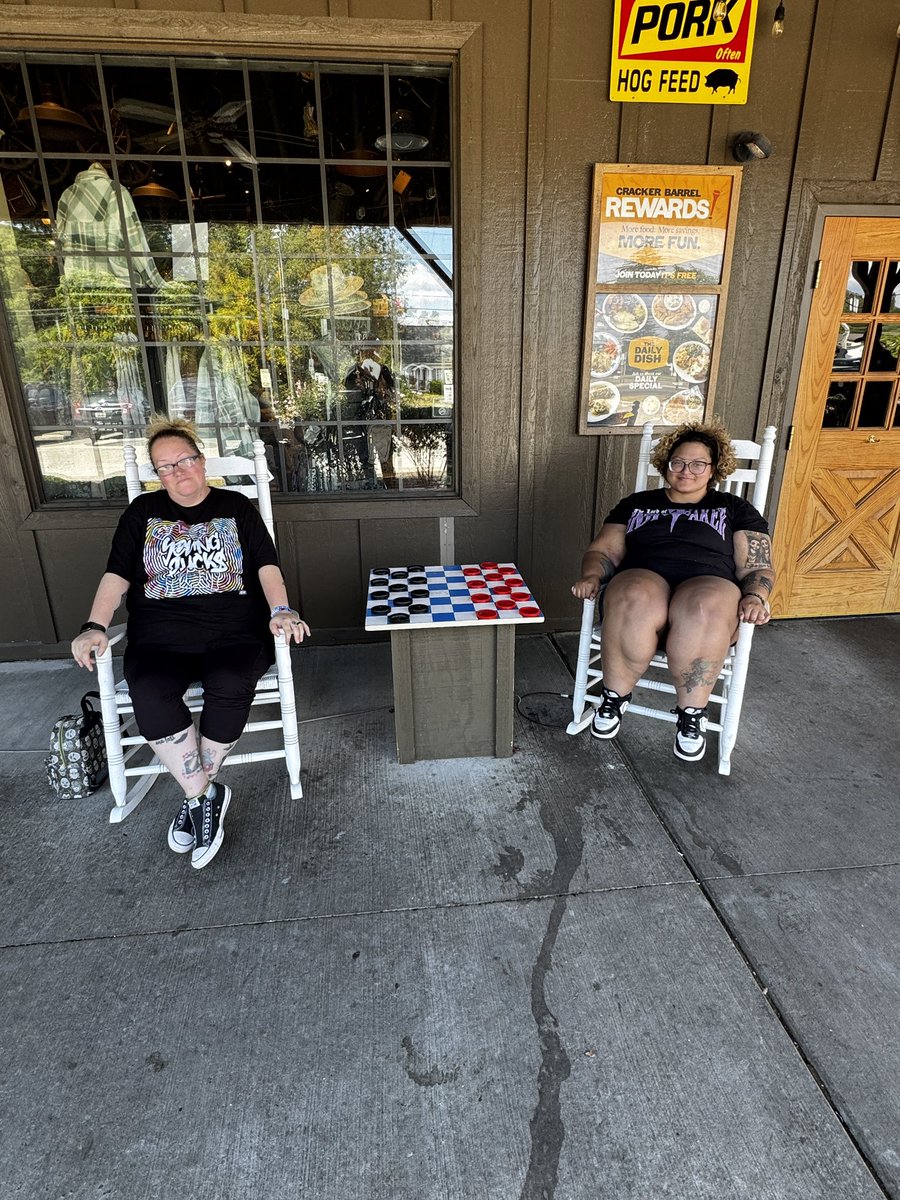 Laura ッ tweet media