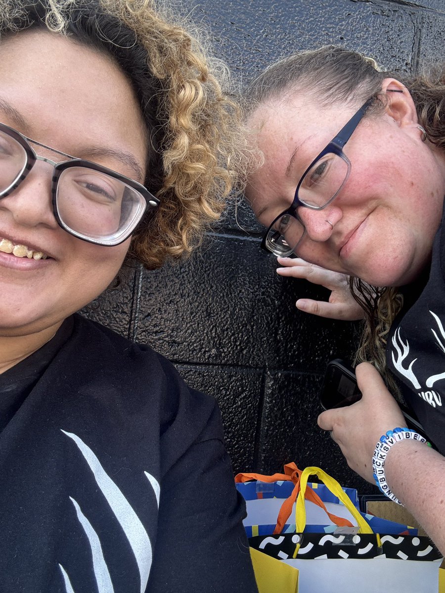 Laura ッ tweet media